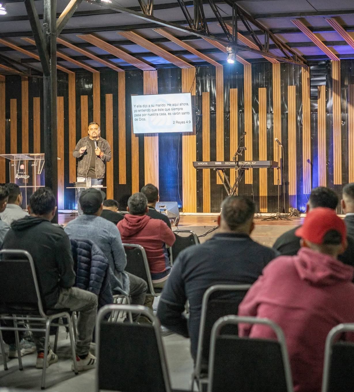 Manos apoyadas sobre una mesa de madera durante una conversación